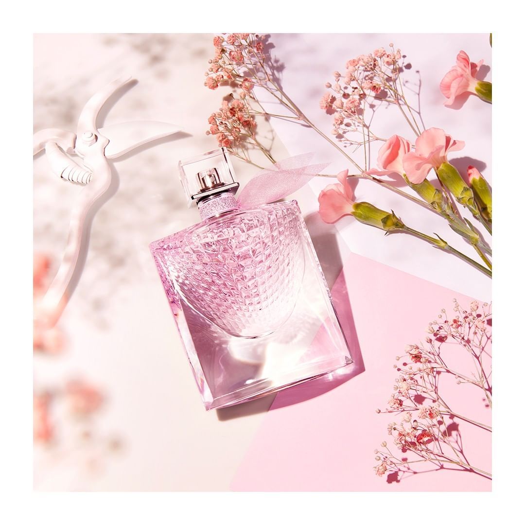 La Vie Est Belle Flower Of Happiness EDP   เผยให้เห็นถึงแง่มุมอันสว่างไสวของหญิงสาวเอเชีย ที่พร้อมจะเฉลิมฉลองและแบ่งปันความสุขและความสำเร็จในชีวิต ด้วยกลิ่นหอมสดชื่น แจ่มกระจ่าง ทว่าซับซ้อนละเอียดอ่อน เพราะเราเชื่อว่าผู้หญิงทุกคนมีการแสดงออกทางอารมณ์ในหลากหลายมิติ และมุมมองแห่งความสุขของผู้หญิงไม่ได้มีเพียงแค่หนึ่งเดียว   แต่พวกเธอสามารถแสดงออกถึงความรื่นรมย์ได้ผ่านความสนุกสนาน ความตื่นเต้นมีพลัง รวมไปถึงการแบ่งปันความสุขกับคนรอบข้าง   เพราะฉะนั้นการปรุงแต่งกลิ่นหอมของ La Vie Est Belle Flowers of Happiness จึงอวลไปด้วยสัมผัสของมวลดอกไม้นานาพรรณที่มีกลิ่นอันเป็นเอกลักษณ์   สะท้อนถึงมุมมองแห่งความสุขของผู้หญิงผ่านดอกไม้ 4 ชนิด ได้แก่    White Peony สัญลักษณ์แห่งความอบอุ่น  Rose สัญลักษณ์แห่งความตื่นเต้นเร้าใจ  Jasmine สัญลักษณ์แห่งความจริงใจ  Lily of the valley สัญลักษณ์แห่งความสนุกสนาน