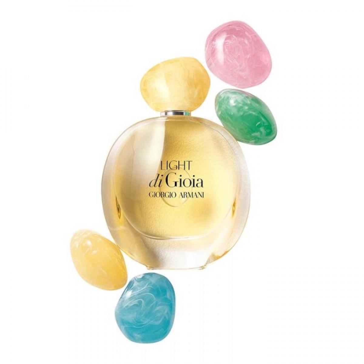 แพ็คคู่ Giorgio Armani LIGHT di Gioia Eau De Parfum 1.2 ml น้ำหอมที่เชื่อมโยงธรรมชาติเกี่ยวกับ"แสง" ให้กลิ่นหอมสดชื่นของไซตรัสและความเย็น แสงแดดที่ถูกพรรณาดั่งดอกไม้ขาว