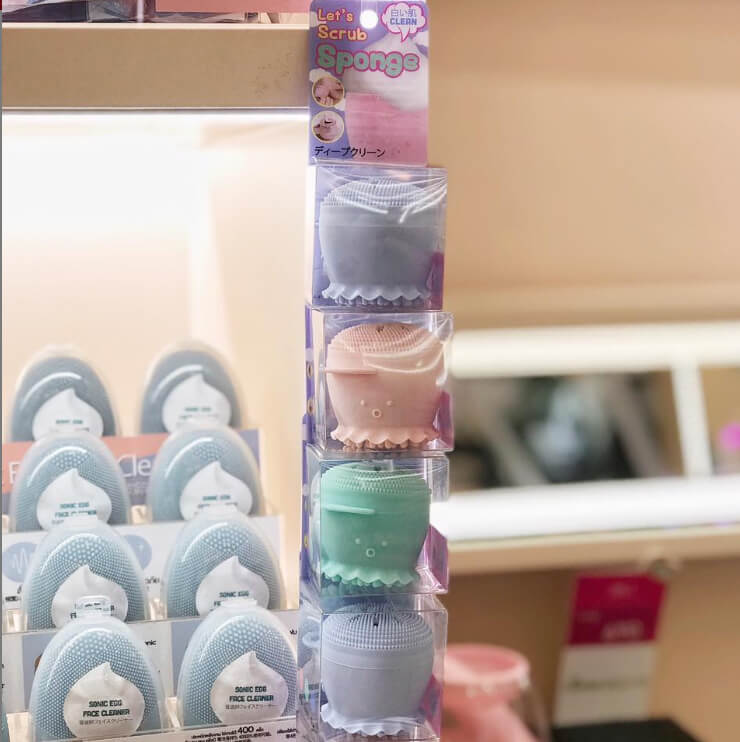 CBG DEvices Let's Scrub Sponge #Pink ซิลิโคนน้องปลาหมึกสุดน่ารัก ให้การล้างหน้าสะอาดยิ่งขึ้น เพิ่มฟองนุ่มฟู ผลัดเซลล์ผิวอย่างอ่อนโยน ให้ผิวนุ่มกระจ่างใส 