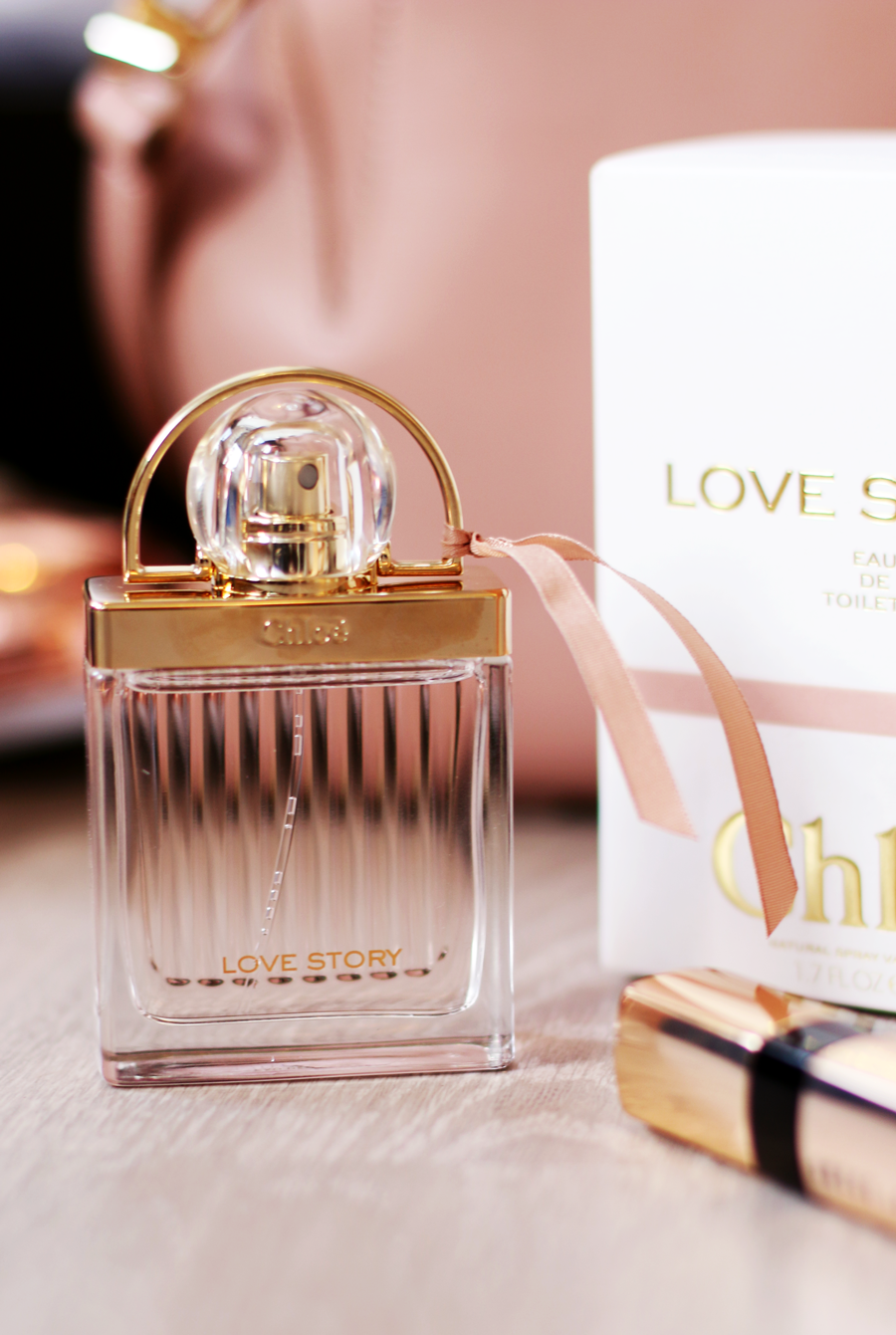 Chloe Love Story Eau Sensuelle EDP กลิ่นหอมอ่อนหวานและโรแมนติกของดอก Heliotrope ตัดกับกลิ่นของ sandalwood มาผสานบรรจุลงในขวดแก้ว