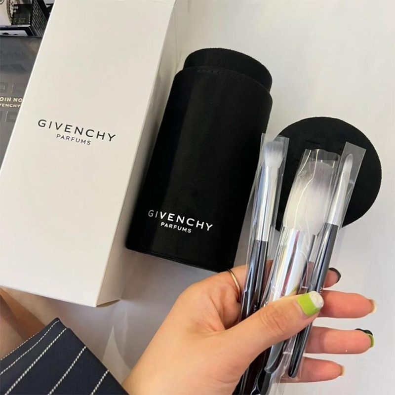 Givenchy 3 piece Makeup Brush Set with Black Velvet Case Tube (กล่องมีตำหนิ ไม่มีผลต่อการใช้งาน)