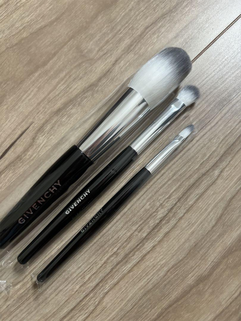Givenchy 3 piece Makeup Brush Set with Black Velvet Case Tube (กล่องมีตำหนิ ไม่มีผลต่อการใช้งาน)