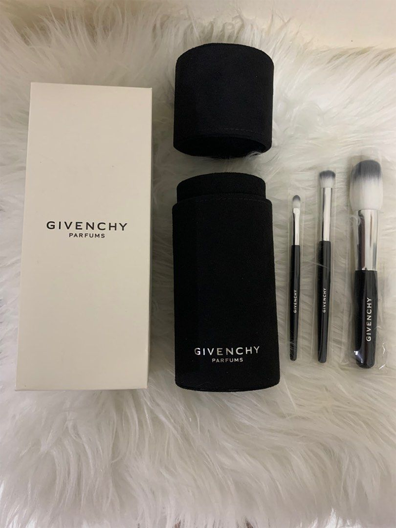 Givenchy 3 piece Makeup Brush Set with Black Velvet Case Tube (กล่องมีตำหนิ ไม่มีผลต่อการใช้งาน)